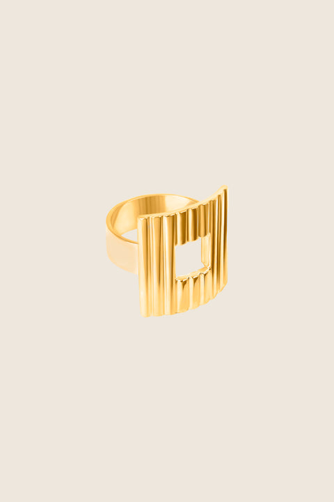 Discover a bold ring with a square element and a fluted pattern. A modern design with a subtle “window” and timeless elegance. Perfect for power-dressing looks and minimalist outfits. Explore the UMIAR collection!