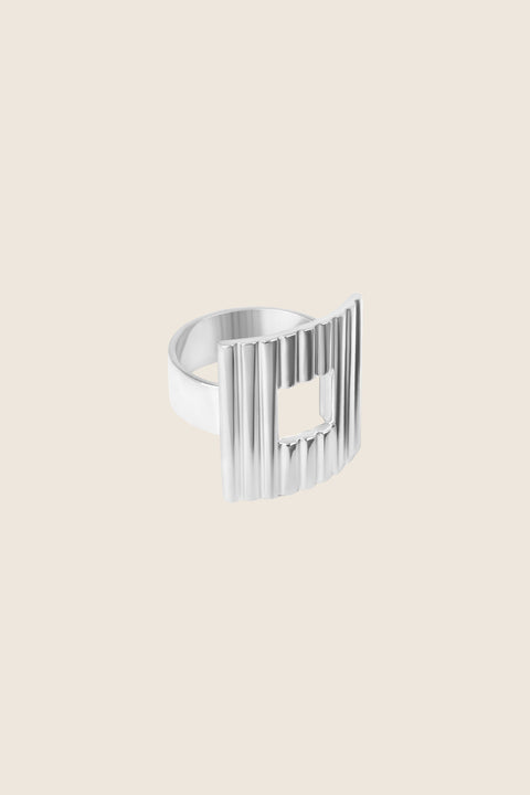 Discover a bold ring with a square element and a fluted pattern. A modern design with a subtle “window” and timeless elegance. Perfect for power-dressing looks and minimalist outfits. Explore the UMIAR collection!
