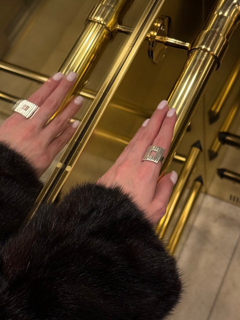 Discover a bold ring with a square element and a fluted pattern. A modern design with a subtle “window” and timeless elegance. Perfect for power-dressing looks and minimalist outfits. Explore the UMIAR collection!