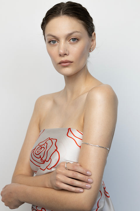 Discover a silk scarf with an original rose design by UMIAR jewellery, where the clean outline of a rose meets a striking colour palette of ecru and carmine. A perfect fusion of elegance and fashion in one accessory. This exceptional scarf, made from 100% natural silk, is part of the PROFONDO ROSSO collection. An ideal gift — beautifully packaged and ready to delight. Explore unique jewellery and silk scarves by UMIAR.