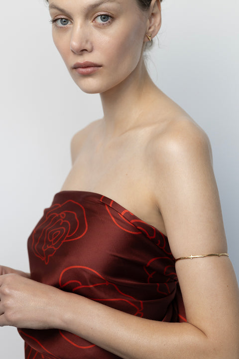 Discover a silk scarf with an original rose-inspired design by UMIAR jewellery. The clear rose outline in contrasting shades of red, burgundy, and carmine is set against a backdrop of timeless elegance. This exceptional scarf, made from 100% natural silk, comes from the PROFONDO ROSSO collection. A perfect gift idea — beautifully packaged and ready to delight someone special. Embrace elegance and style with UMIAR.