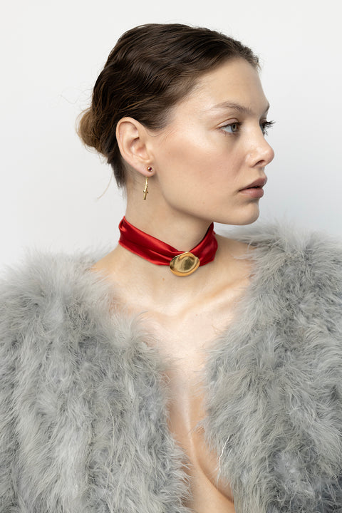 Discover two-part earrings set with rubies and inspired by the branch of a rose by UMIAR jewellery. Their design blends simple forms with refined texture, highlighting the natural beauty of the stones. Crafted from 925 sterling silver and 925 silver plated with 24-carat gold, they are an elegant addition to any look. Let the charm of the rose grace your ears today!