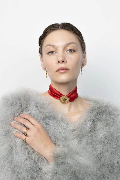 Discover two-part earrings set with rubies and inspired by the branch of a rose by UMIAR jewellery. Their design blends simple forms with refined texture, highlighting the natural beauty of the stones. Crafted from 925 sterling silver and 925 silver plated with 24-carat gold, they are an elegant addition to any look. Let the charm of the rose grace your ears today!