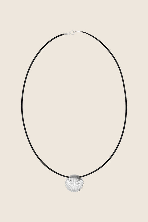This large pendant featuring a shell inspired by “The Birth of Venus” captivates with its sculptural form and the raw texture of the black cord. An artistic, eye-catching accent that complements both minimalist and elegant looks. Available in sterling silver and gold-plated sterling silver. Discover the distinctive design of UMIAR jewelry and order online.