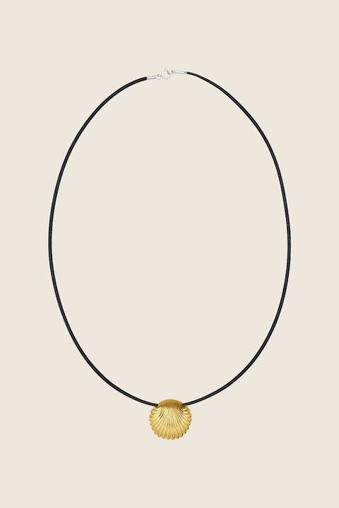 This large pendant featuring a shell inspired by “The Birth of Venus” captivates with its sculptural form and the raw texture of the black cord. An artistic, eye-catching accent that complements both minimalist and elegant looks. Available in sterling silver and gold-plated sterling silver. Discover the distinctive design of UMIAR jewelry and order online.