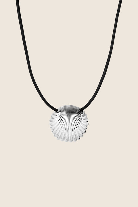 This large pendant featuring a shell inspired by “The Birth of Venus” captivates with its sculptural form and the raw texture of the black cord. An artistic, eye-catching accent that complements both minimalist and elegant looks. Available in sterling silver and gold-plated sterling silver. Discover the distinctive design of UMIAR jewelry and order online.