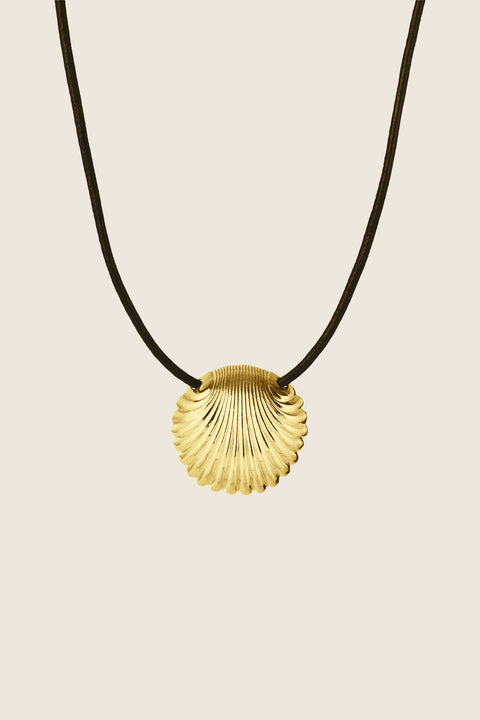 This large pendant featuring a shell inspired by “The Birth of Venus” captivates with its sculptural form and the raw texture of the black cord. An artistic, eye-catching accent that complements both minimalist and elegant looks. Available in sterling silver and gold-plated sterling silver. Discover the distinctive design of UMIAR jewelry and order online.