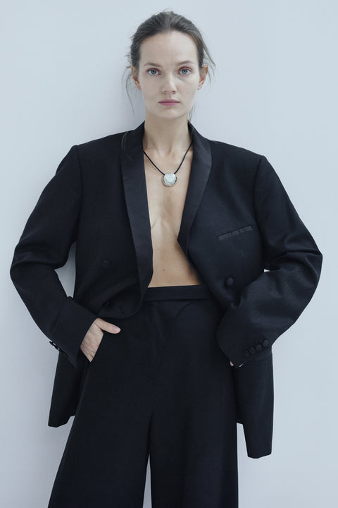 This large pendant featuring a shell inspired by “The Birth of Venus” captivates with its sculptural form and the raw texture of the black cord. An artistic, eye-catching accent that complements both minimalist and elegant looks. Available in sterling silver and gold-plated sterling silver. Discover the distinctive design of UMIAR jewelry and order online.