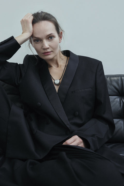 This large pendant featuring a shell inspired by “The Birth of Venus” captivates with its sculptural form and the raw texture of the black cord. An artistic, eye-catching accent that complements both minimalist and elegant looks. Available in sterling silver and gold-plated sterling silver. Discover the distinctive design of UMIAR jewelry and order online.