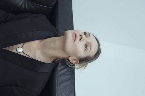 This large pendant featuring a shell inspired by “The Birth of Venus” captivates with its sculptural form and the raw texture of the black cord. An artistic, eye-catching accent that complements both minimalist and elegant looks. Available in sterling silver and gold-plated sterling silver. Discover the distinctive design of UMIAR jewelry and order online.