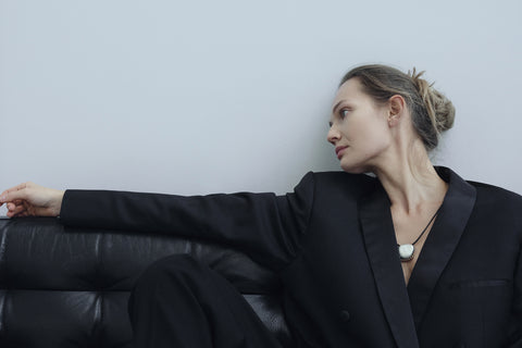 This large pendant featuring a shell inspired by “The Birth of Venus” captivates with its sculptural form and the raw texture of the black cord. An artistic, eye-catching accent that complements both minimalist and elegant looks. Available in sterling silver and gold-plated sterling silver. Discover the distinctive design of UMIAR jewelry and order online.