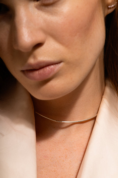 Discover the elegant choker by UMIAR jewellery – a handcrafted necklace with natural gemstones, made of 925 sterling silver or 24-carat gold-plated silver. The perfect gift and a stylish accessory for both everyday wear and evening occasions. Order online today!