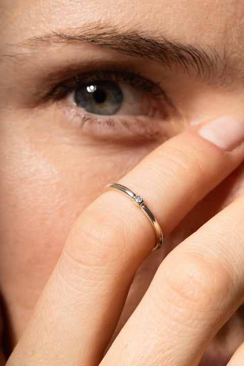 UMIAR jewellery presents a minimalist band ring with a precious gemstone — choose from diamond, sapphire, and more. A delicate design, handcrafted from 925 sterling silver or 24-carat gold-plated silver. Discover subtle luxury — order online today!