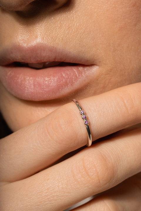 UMIAR jewellery – the minimalist ILLE III ring with three gemstones (topaz, sapphire, and more) set in a distinctive beaded design. Handcrafted from 925 sterling silver or 24-carat gold-plated silver. Stylish, elegant, and contemporary. Choose your model and order today!