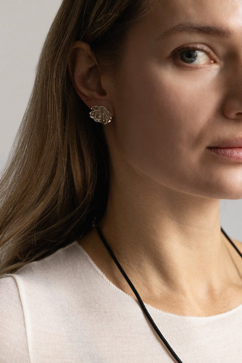 The striking FLOS rose-motif stud earrings highlight your features and add elegance to any look, especially evening styles. Their delicately sculpted petals, turned outward, catch the light with a subtle shine. Crafted in sterling silver or gold-plated sterling silver. Discover the style of UMIAR jewelry and order online.