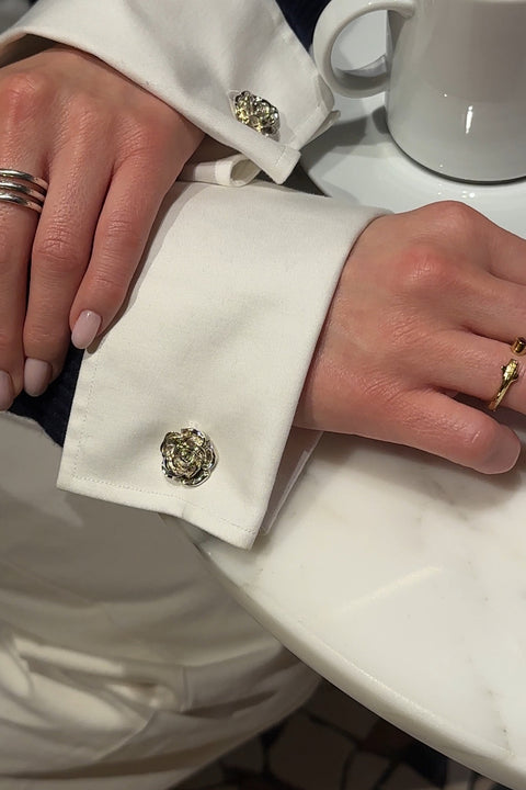 UMIAR jewellery – Elegant cufflinks in the shape of a rose flower. A refined accessory whose universal design makes it suitable for both men’s and women’s shirts. These rose cufflinks are an original gift idea — the decorative floral motif beautifully accentuates the wrist, celebrating the significance of special moments and occasions. Each pair is handcrafted from precious materials and available in two versions: 925 sterling silver and 24-carat gold-plated 925 silver.