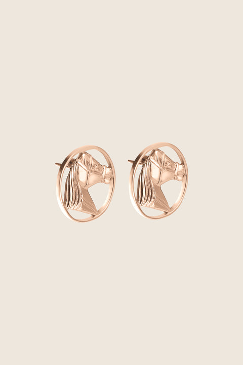 These large horse-motif earrings crafted in 14k rose gold captivate with their sculpted horse heads — a symbol of freedom, strength and timeless elegance. Their round silhouette and airy openwork create a distinctive, evening-ready accent with an artistic character. Discover the unique style of UMIAR jewelry and order this handcrafted design.