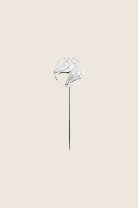 This elegant lapel pin featuring a sculpted horse head is a refined accessory inspired by classic menswear. Set within a polished silver circle, it catches the light beautifully and adds depth to any outfit. Perfect for formal events, casual gatherings or as a gift for lovers of horses and distinctive design. Discover UMIAR jewelry.