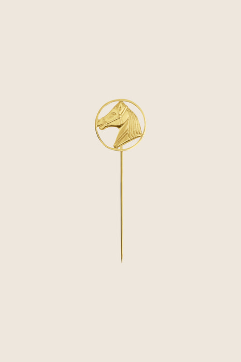 This elegant lapel pin featuring a sculpted horse head is a refined accessory inspired by classic menswear. Set within a polished silver circle, it catches the light beautifully and adds depth to any outfit. Perfect for formal events, casual gatherings or as a gift for lovers of horses and distinctive design. Discover UMIAR jewelry.