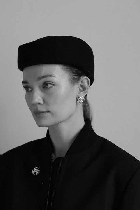 This elegant lapel pin featuring a sculpted horse head is a refined accessory inspired by classic menswear. Set within a polished silver circle, it catches the light beautifully and adds depth to any outfit. Perfect for formal events, casual gatherings or as a gift for lovers of horses and distinctive design. Discover UMIAR jewelry.