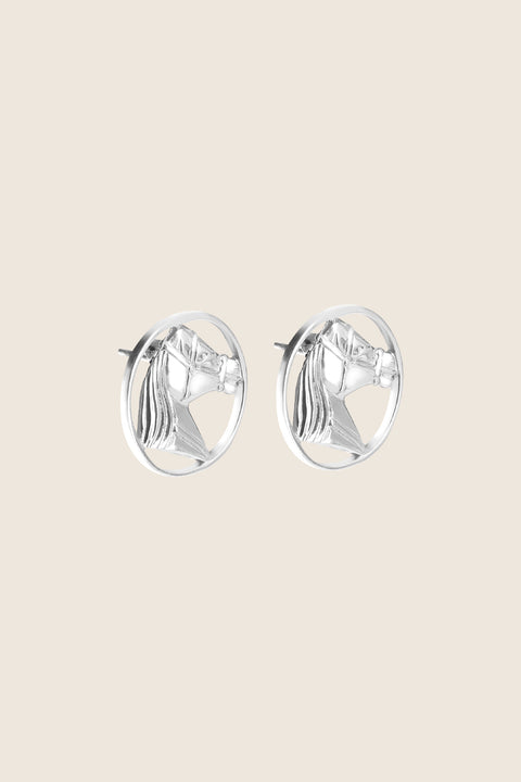 The large HAST horse-motif earrings captivate with their sculpted horse heads — a symbol of freedom, strength and elegance. Their interplay of openwork lightness and bold form makes them a perfect accessory for evening looks. Crafted in sterling silver or gold-plated sterling silver. Discover the unique style of UMIAR jewelry and order online.