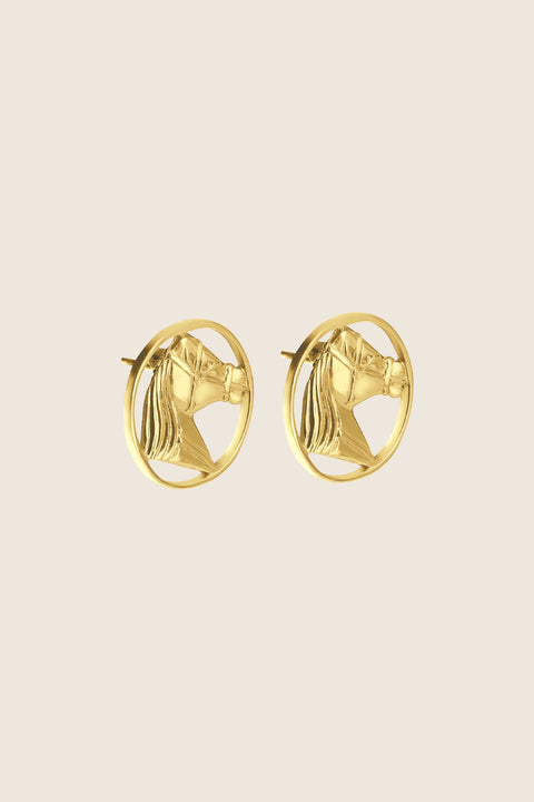 The large HAST horse-motif earrings captivate with their sculpted horse heads — a symbol of freedom, strength and elegance. Their interplay of openwork lightness and bold form makes them a perfect accessory for evening looks. Crafted in sterling silver or gold-plated sterling silver. Discover the unique style of UMIAR jewelry and order online.