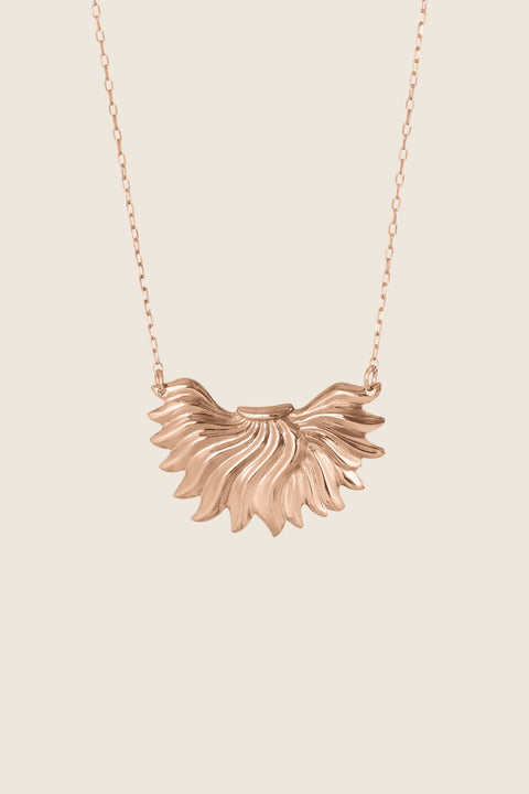 The IGNIS decorative necklace crafted in 14k gold features a sculpted flame pendant — a symbol of strength, courage and love. Vintage inspiration meets modern character, creating a timeless accent that rests beautifully on the neckline and complements both everyday and evening looks. Discover UMIAR jewelry.