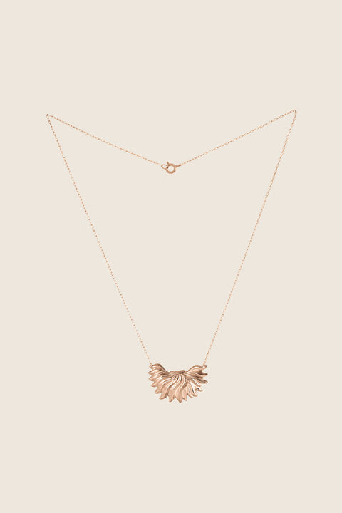The IGNIS decorative necklace crafted in 14k gold features a sculpted flame pendant — a symbol of strength, courage and love. Vintage inspiration meets modern character, creating a timeless accent that rests beautifully on the neckline and complements both everyday and evening looks. Discover UMIAR jewelry.