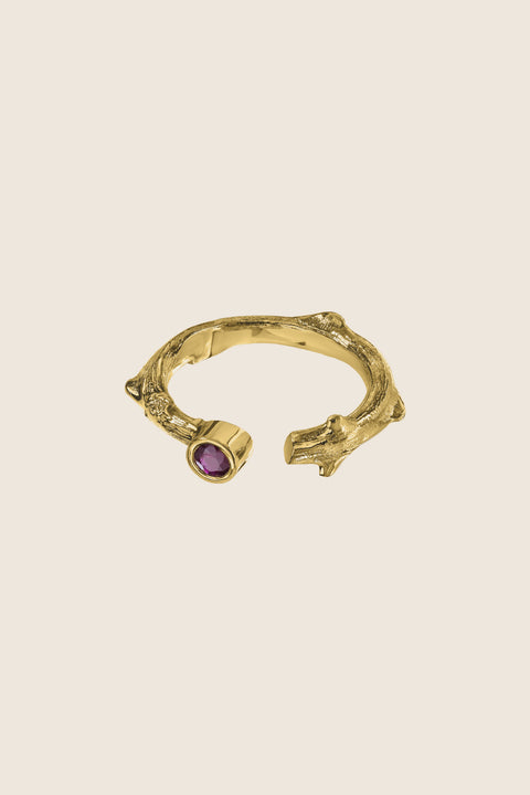 Discover this UMIAR ring set with a precious ruby and inspired by the branch of a rose. Its open form and refined texture combine simplicity with a distinctive, artistic design. Handcrafted from gold-plated 925 sterling silver, this piece from the PROFONDO ROSSO collection adds a touch of elegance to any look. The natural ruby (0.22 ct, 3.5 mm) brings exceptional brilliance. Treat yourself to a truly unique accessory — elevate your style today!
