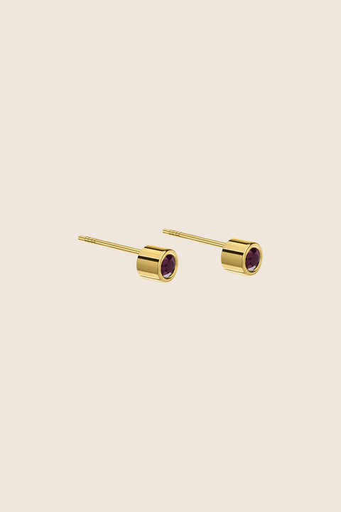 Discover the refined elegance of these delicate stud earrings with natural rubies from UMIAR’s PROFONDO ROSSO collection. Handcrafted from 925 sterling silver and 24-carat gold-plated silver, they combine a modern geometric setting with the unique charm of rubies. Perfect worn solo or paired with other pieces from the collection.