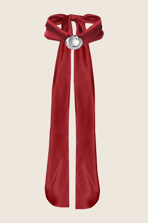 Discover the TAL necklace from UMIAR’s PROFONDO ROSSO collection — an elegant rose-petal pendant suspended from a wide natural silk ribbon. Choose timeless black or trend-setting red to suit your style.