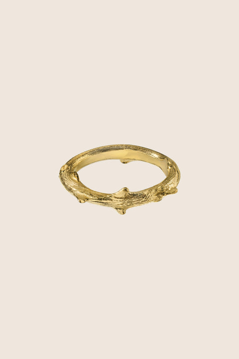 Discover the rose-branch–inspired band by UMIAR jewellery, handcrafted from 925 sterling silver or 24-carat gold-plated 925 silver. Part of the PROFONDO ROSSO collection, it blends raw simplicity with refined detailing — perfect for those who appreciate sophisticated design and subtle references to nature. Order now and add an elegant accent to your UMIAR jewellery collection!