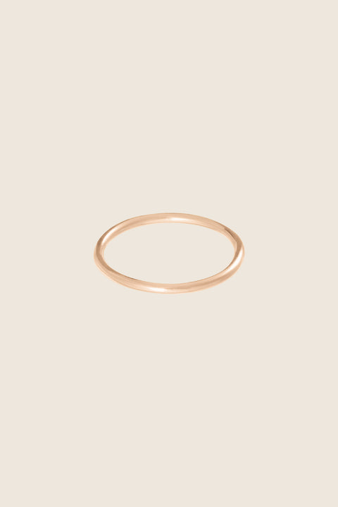 This thin, minimalist ring crafted in 14k gold features a subtle rounded profile and timeless simplicity. A bestselling design, it pairs beautifully with other rings — including the PLURES set — creating refined hand styling. It also makes a perfect discreet wedding band. Discover UMIAR jewelry.