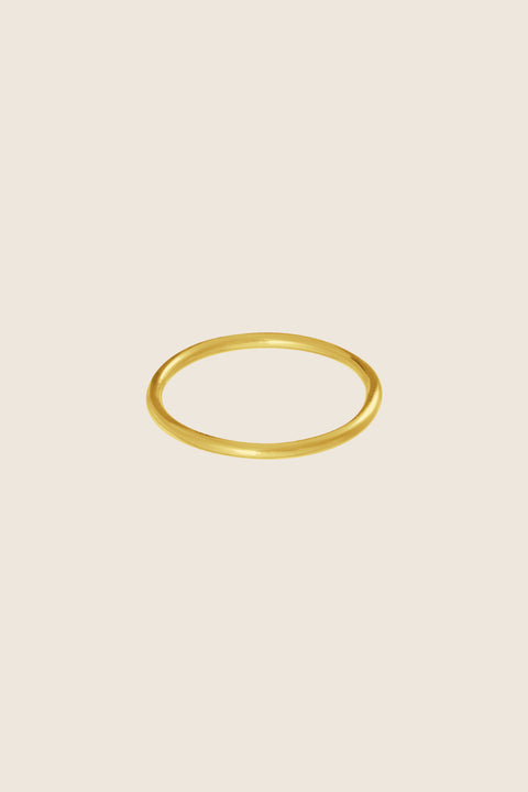 This thin, minimalist band with a subtle rounded profile is a timeless piece that pairs beautifully with other rings, including the PLURES set. Perfect as an everyday accent or a discreet wedding band for those who appreciate classic simplicity and elegance. Discover UMIAR jewelry and order online.