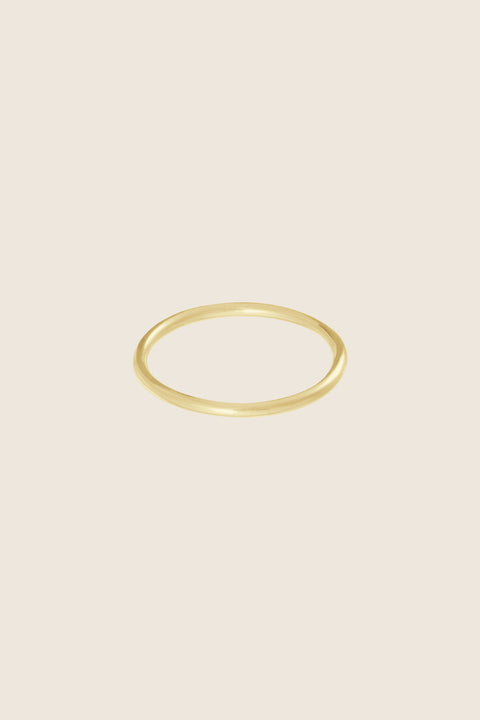 This thin, minimalist ring crafted in 14k gold features a subtle rounded profile and timeless simplicity. A bestselling design, it pairs beautifully with other rings — including the PLURES set — creating refined hand styling. It also makes a perfect discreet wedding band. Discover UMIAR jewelry.
