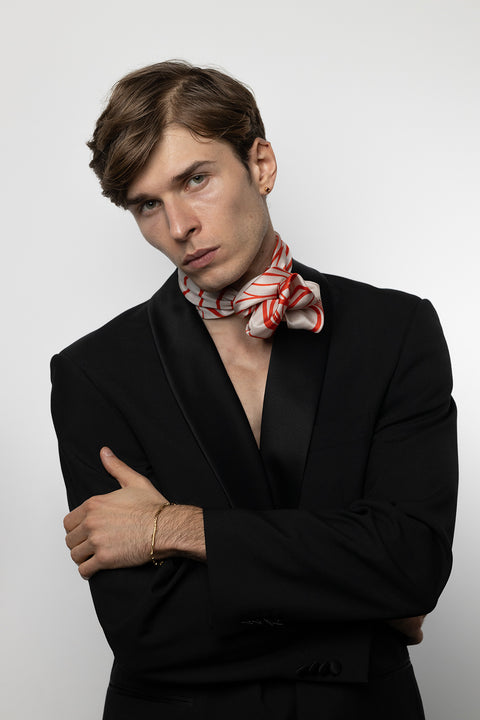 Discover a silk scarf with an original rose design by UMIAR jewellery, where expressive lines form a distinctive floral composition. Contrasting shades of ecru and carmine blend elegance with modern style. This exceptional scarf, made from 100% natural silk, is part of the PROFONDO ROSSO collection. A perfect gift — beautifully packaged and ready to delight. Explore unique jewellery and silk scarves by UMIAR.
