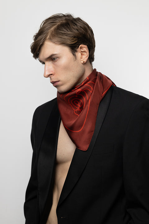 Discover a silk scarf with an original rose-inspired design by UMIAR jewellery. The clear rose outline in contrasting shades of red, burgundy, and carmine is set against a backdrop of timeless elegance. This exceptional scarf, made from 100% natural silk, comes from the PROFONDO ROSSO collection. A perfect gift idea — beautifully packaged and ready to delight someone special. Embrace elegance and style with UMIAR.