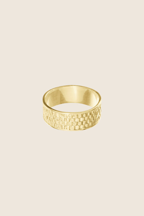 The RISTA ring, crafted in 14k gold, captivates with its wide form and textured braided motif that blends modern character with timeless elegance. It reflects the light beautifully, adding subtle dynamism to the hand. Perfect worn alone or paired with Vintage Touche or the minimalist BON-BON collection. Discover UMIAR jewelry.