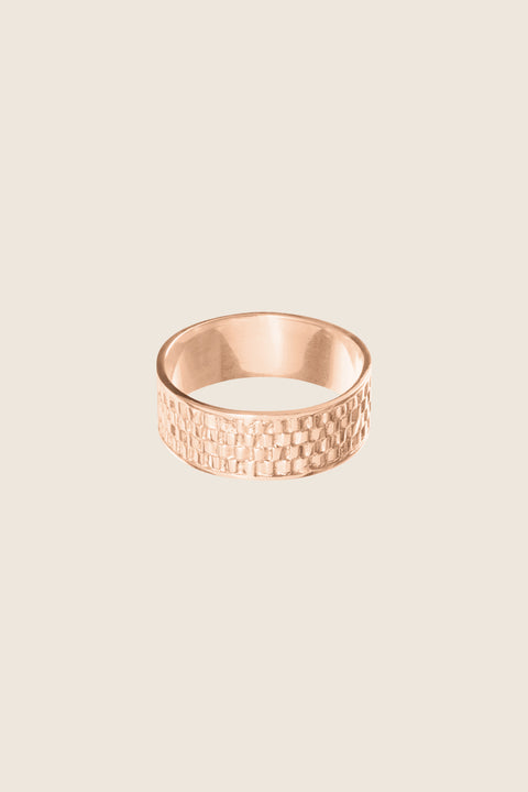 The RISTA ring, crafted in 14k gold, captivates with its wide form and textured braided motif that blends modern character with timeless elegance. It reflects the light beautifully, adding subtle dynamism to the hand. Perfect worn alone or paired with Vintage Touche or the minimalist BON-BON collection. Discover UMIAR jewelry.