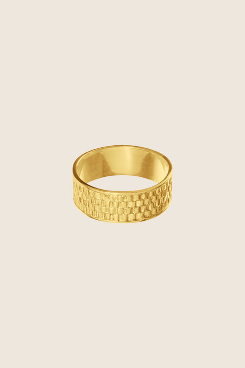 The striking RISTA band ring with a textured braided motif blends modern character with timeless elegance. Its wide form reflects the light beautifully, adding subtle dynamism to the hand. This design looks stunning on its own or paired with the Vintage Touche and BON-BON rings. Discover the unique style of UMIAR jewelry and order online.