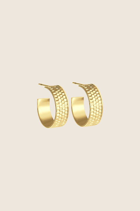 These striking hoop earrings with a textured braided finish combine modern style with timeless elegance. Crafted in 925 sterling silver or gold-plated sterling silver, they beautifully catch the light, adding a dynamic accent to both everyday and evening looks. Discover the quality of UMIAR jewelry and enrich your collection with a bold, distinctive detail.