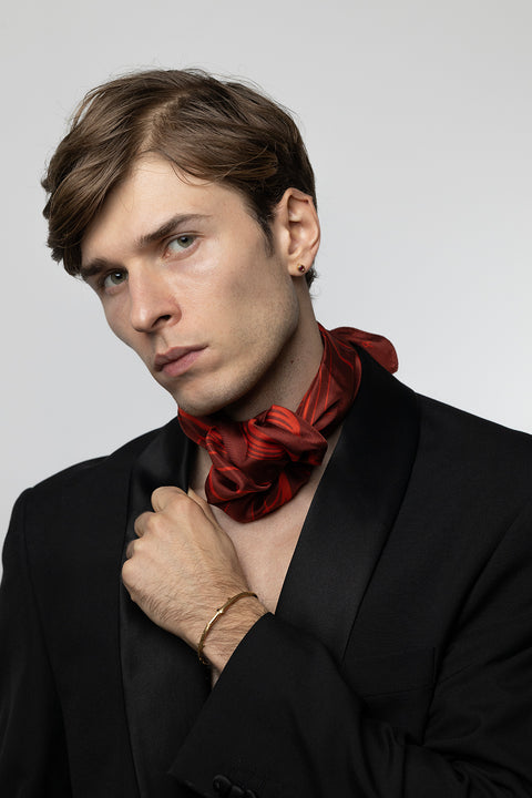 Discover a silk scarf with an original rose design by UMIAR jewellery, where expressive lines form a unique floral composition. Contrasting shades of red, burgundy, and carmine combine elegance with contemporary trends. This exceptional scarf, made from 100% natural silk, is part of the PROFONDO ROSSO collection. A perfect gift — beautifully packaged and ready to delight. Explore unique jewellery and silk scarves by UMIAR.