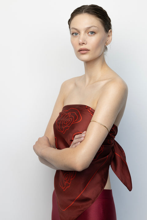 Discover a silk scarf with an original rose-inspired design by UMIAR jewellery. The clear rose outline in contrasting shades of red, burgundy, and carmine is set against a backdrop of timeless elegance. This exceptional scarf, made from 100% natural silk, comes from the PROFONDO ROSSO collection. A perfect gift idea — beautifully packaged and ready to delight someone special. Embrace elegance and style with UMIAR.