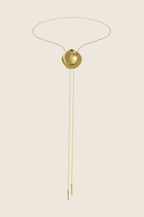 Discover the bolo tie reimagined in a jewellery form by UMIAR, inspired by the geometry of a rose petal. A striking accessory that doubles as an original necklace, perfect for elevating any outfit. Handcrafted from 925 sterling silver and 24-carat gold-plated silver. The adjustable decorative element allows you to tailor the length to your style. A distinctive piece from the PROFONDO ROSSO collection. Explore the unique jewellery forms created by UMIAR.