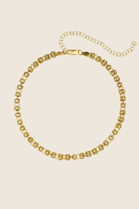 This elegant short necklace crafted from a meticulously woven chain blends classic form with a bold, distinctive character. The decorative structure of interlaced links subtly catches the light, accentuating the neckline and adding depth to any look. Available in sterling silver and gold-plated sterling silver. Discover the unique style of UMIAR jewelry and order online.