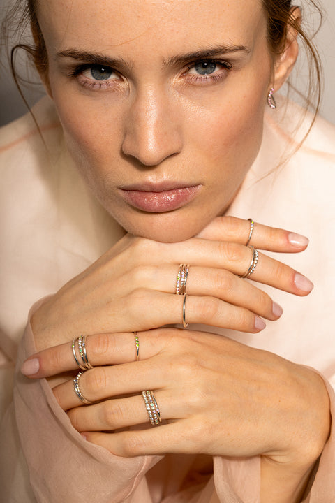 UMIAR jewellery – the minimalist ILLE III ring with three gemstones (topaz, sapphire, and more) set in a distinctive beaded design. Handcrafted from 925 sterling silver or 24-carat gold-plated silver. Stylish, elegant, and contemporary. Choose your model and order today!