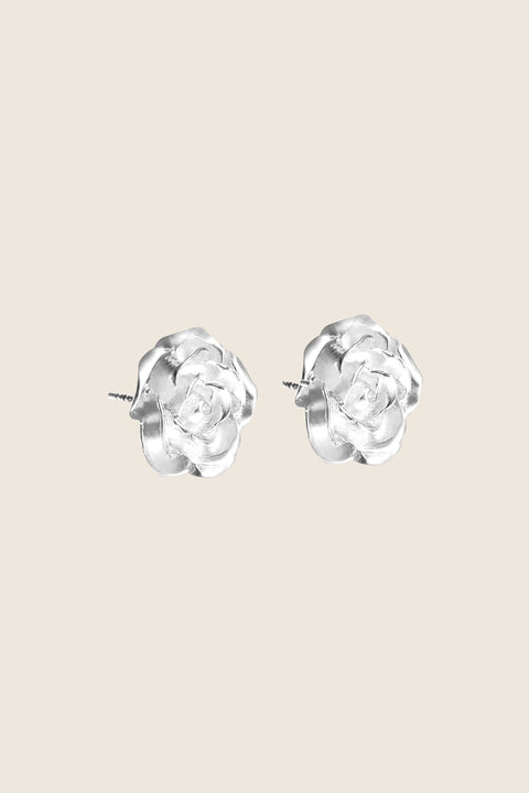 The striking FLOS rose-motif stud earrings highlight your features and add elegance to any look, especially evening styles. Their delicately sculpted petals, turned outward, catch the light with a subtle shine. Crafted in sterling silver or gold-plated sterling silver. Discover the style of UMIAR jewelry and order online.
