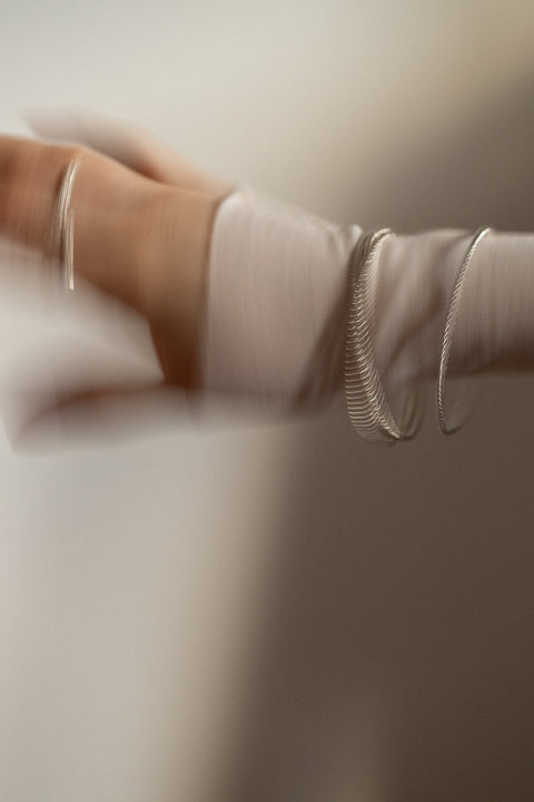 Discover elegance with UMIAR jewellery! This triple silver bangle, subtly textured with a twisted rope motif, is a timeless classic in a modern form. Perfect for both everyday and evening looks. From the AMORE collection — a symbol of hearts meeting. Add a distinctive accent to your jewellery wardrobe!