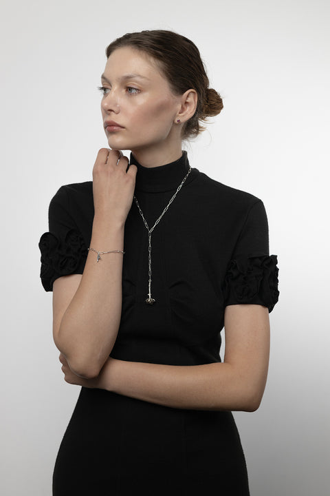 Discover the refined elegance of these delicate stud earrings with natural rubies from UMIAR’s PROFONDO ROSSO collection. Handcrafted from 925 sterling silver and 24-carat gold-plated silver, they combine a modern geometric setting with the unique charm of rubies. Perfect worn solo or paired with other pieces from the collection.