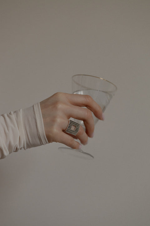 Discover a bold ring with a square element and a fluted pattern. A modern design with a subtle “window” and timeless elegance. Perfect for power-dressing looks and minimalist outfits. Explore the UMIAR collection!